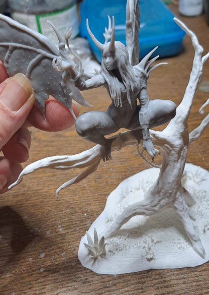 Demon Huntress mit Baum