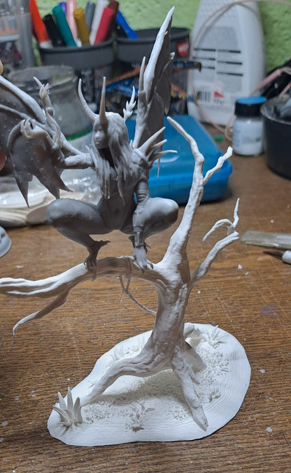 Demon Huntress mit Baum