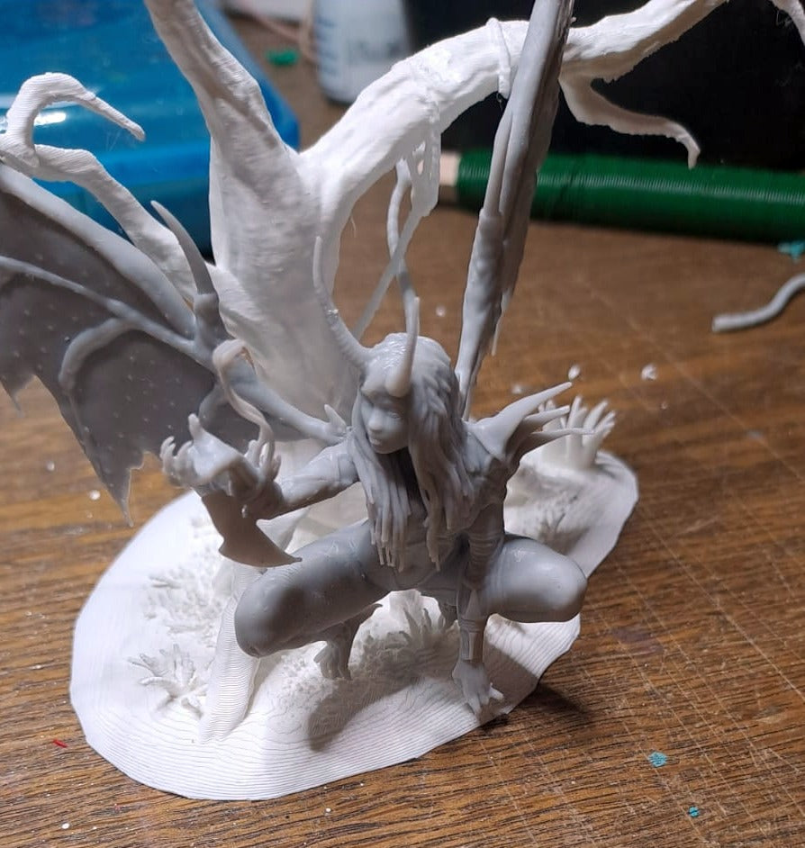 Demon Huntress mit Baum